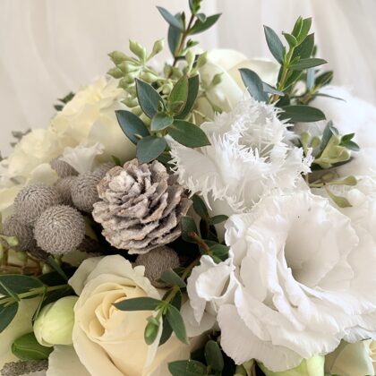 Ziemas pušķis ar kokvilnu un čiekuriem